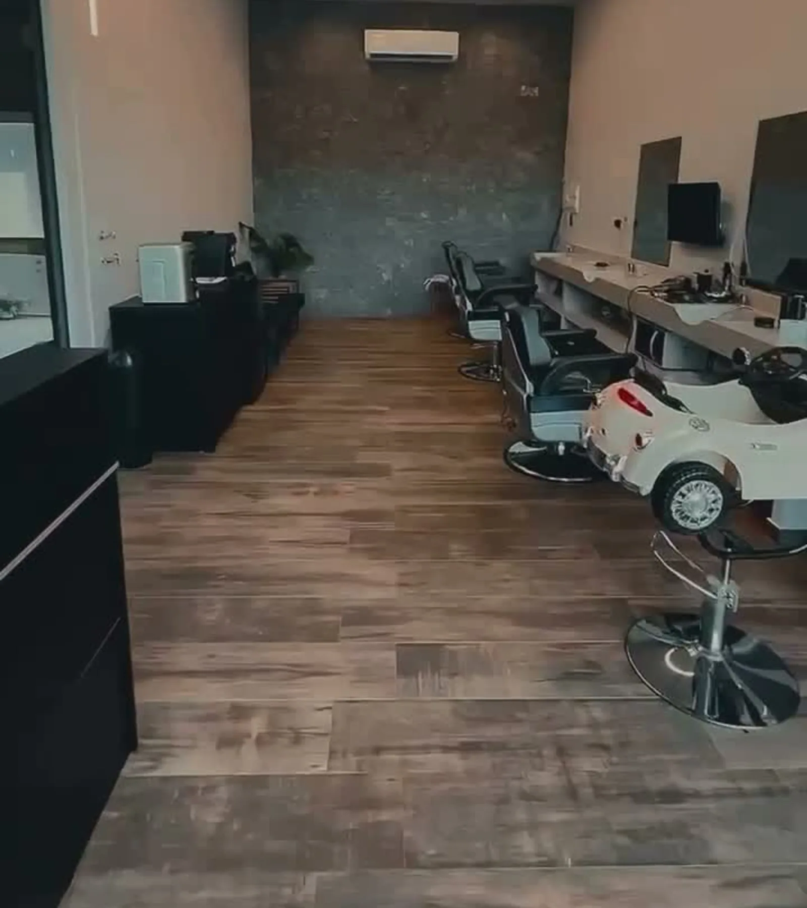 Interior da unidade JK com estações de atendimento e cadeira infantil