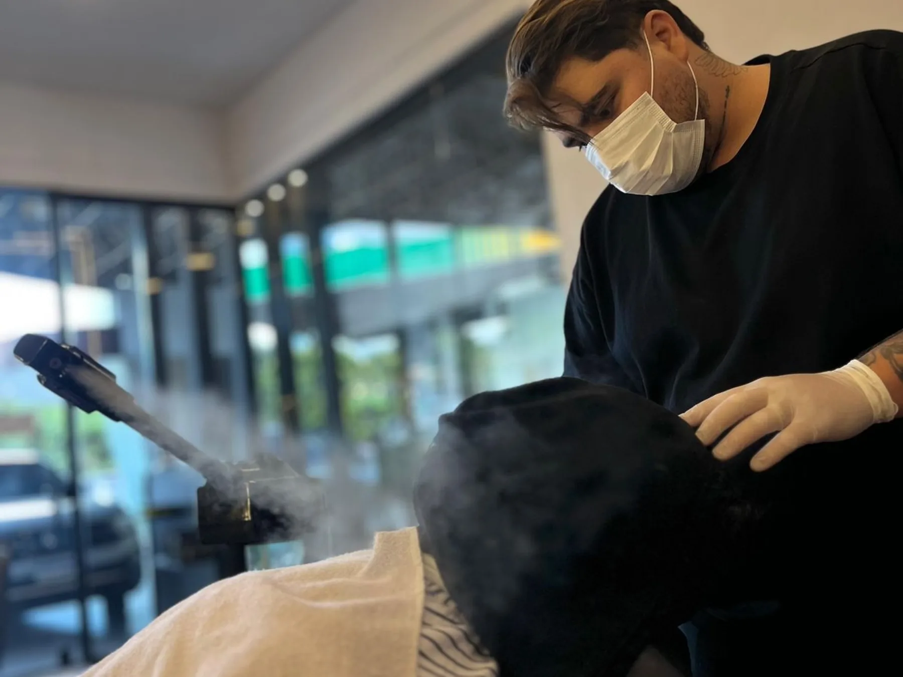 Profissional da Authentic realizando um atendimento na unidade JK